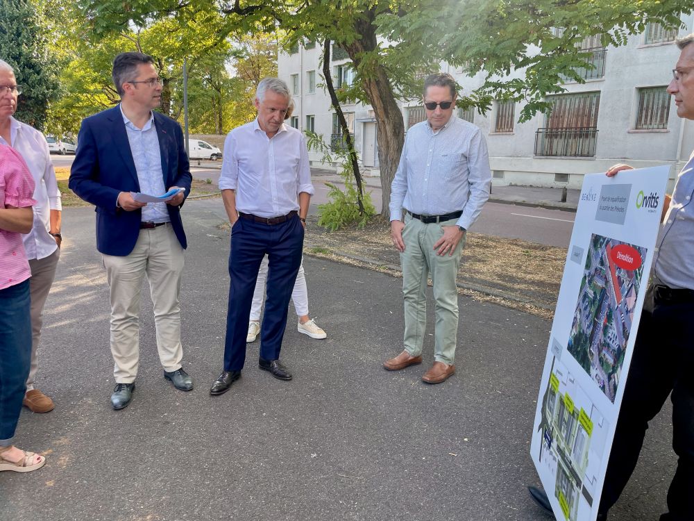 Pierre Bolze, maire de Beaune, visite les r&eacute;alisations d'Orvitis sur sa commune en compagnie de Fran&ccedil;ois-Xavier Dugourd, pr&eacute;sident d'Orvitis &copy;Echo des communes