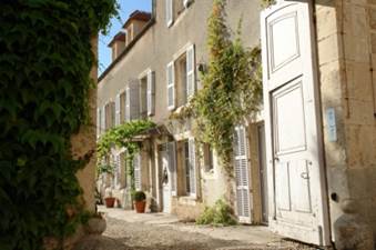 Flavigny-sur-Ozerain, le Village pr&eacute;f&eacute;r&eacute; des Fran&ccedil;ais 2013?