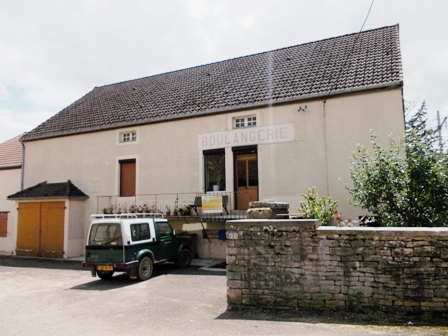 George Courb&eacute;, maire de Thenissey, inove en mati&egrave;re d'habitat rural