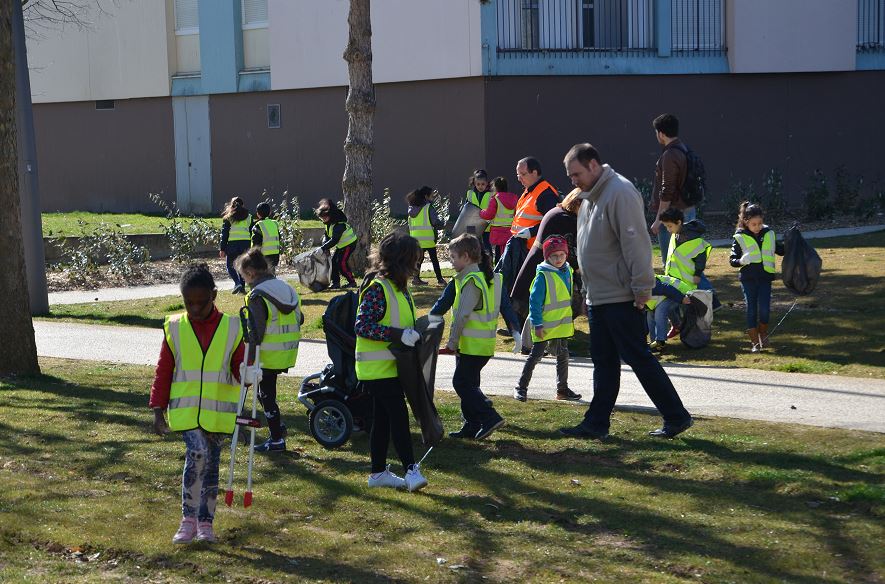 Chen&ocirc;ve - Op&eacute;ration Ville Propre. 150 jeunes mobilis&eacute;s.