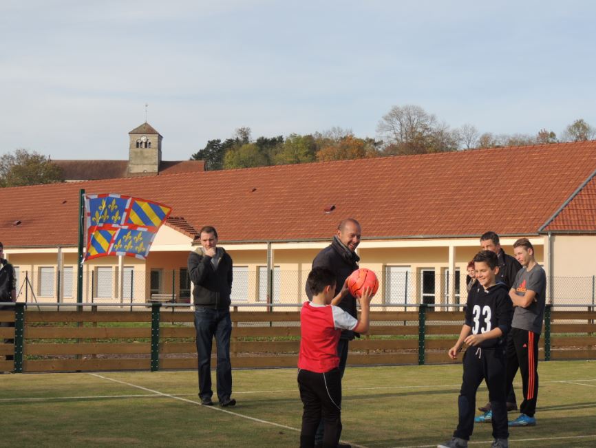 GEMEAUX INAUGURE SON TERRAIN MULTISPORTS.