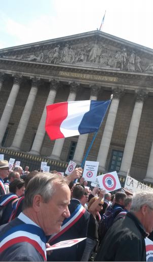 Le rassemblement des Maires ruraux devant l&rsquo;Assembl&eacute;e Nationale 24 juin 2015