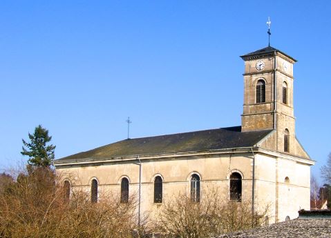 Histoire br&egrave;ve de l&rsquo;&eacute;glise St Martin d&rsquo;Arc-sur-Tille (en Bourgogne)  21 janvier 2014 : une grue g&eacute;ante d&eacute;pose, sous le regard &eacute;mu de la population, le nouveau toit du clocher, tandis que chantent les cloches sorties provisoirement de leur long sommeil ! Ainsi, se cl&ocirc;t la premi&egrave;re tranche des travaux de restauration de l&rsquo;&eacute;glise St Martin d&rsquo;Arc/Tille apr&egrave;s plus de 25 ans d&rsquo;une marche douloureuse et chaotique : Novembre 1989 : suite &agrave; la chute d&rsquo;une pierre, le maire, en charge de la s&eacute;curit&eacute; des 2 500 habitants, d&eacute;cr&egrave;te la fermeture de ce patrimoine de 1829. ... puis, silence complet sur son devenir ...  Novembre 1991 : une poign&eacute;e d&rsquo;amis, r&eacute;volt&eacute;s par l&rsquo;absence de la moindre initiative, cr&eacute;ent l&rsquo;association U.E.P.A. (Une Eglise Pour Arc/Tille). Sous sa pression, des &eacute;tudes techniques et financi&egrave;res sont lanc&eacute;es pour d&eacute;terminer les travaux &agrave; effectuer et leur co&ucirc;t. Importance de ceux-ci, lourdeur du dossier, tergiversations et manque de motivation neutralisent toute d&eacute;cision.  Un nouveau maire, insensible au respect de l&rsquo;histoire et du patrimoine, s&rsquo;enferme tr&egrave;s vite dans le rejet de tout dialogue comme de recevoir l&rsquo;architecte qui, r&eacute;mun&eacute;r&eacute; par l&rsquo;UEPA, pr&eacute;sente un projet de restauration par tranches, coh&eacute;rent et financi&egrave;rement acceptable. Malgr&eacute; p&eacute;titions et autres interventions, l&rsquo;&eacute;dile fait voter, le 6 d&eacute;cembre 2005, la d&eacute;molition de l&rsquo;&eacute;glise, sans r&eacute;el projet de remplacement, d&eacute;cision unique en Bourgogne. L&rsquo;association n&rsquo;a d&rsquo;autre choix que d&rsquo;ester en justice. Le tribunal administratif de Dijon lui donne raison et d&eacute;signe un expert pour une contre-expertise. Le maire fait appel. Il est d&eacute;bout&eacute; par la Cour administrative d&rsquo;appel de Lyon et condamn&eacute; &agrave; verser 2 000 &euro; &agrave; l&rsquo;UEPA.  Progressivement les mentalit&eacute;s &eacute;voluent vers une prise de conscience nationale et minist&eacute;rielle en faveur de la sauvegarde du patrimoine religieux non class&eacute;. En mars 2008, l&rsquo;&eacute;lection d&rsquo;un nouveau maire, pragmatique, comp&eacute;tent et convaincu de l&rsquo;importance de l&rsquo;histoire pour les g&eacute;n&eacute;rations futures, ouvre la voie &agrave; une collaboration efficace entre la municipalit&eacute; et l&rsquo;association.  Le 6 d&eacute;cembre 2010, apr&egrave;s la constitution d&rsquo;un dossier coh&eacute;rent, le conseil municipal d&eacute;cide que &laquo; La commune proc&egrave;dera &agrave; une restauration du b&acirc;timent en plusieurs phases, en fonction des &eacute;l&eacute;ments techniques apport&eacute;s et du financement ext&eacute;rieur acquis &raquo; S&rsquo;encha&icirc;nent alors, les &eacute;tapes administratives incontournables qui aboutissent aux premiers travaux de restauration, sans interf&eacute;rence sur d&rsquo;autres r&eacute;alisations communales et sans augmentation des imp&ocirc;ts locaux. Comme nous l&rsquo;avons &eacute;crit en pr&eacute;ambule, la pose du nouveau toit du clocher en fut le point d&rsquo;orgue sous les feux des m&eacute;dias dont France 3 Bourgogne et TF 1.  ... /... 1 Depuis fin septembre 2014, et pour une dur&eacute;e de 15 &agrave; 18 mois, les travaux de la deuxi&egrave;me tranche de restauration ont d&eacute;marr&eacute; : r&eacute;fections des planchers du 1er &eacute;tage, pose d&rsquo;&eacute;chafaudages, r&eacute;fection des toitures, enl&egrave;vement des dalles du sol pour renforcement des fondations de la nef et du p&eacute;ristyle, forage des micro-pieux &hellip;  La r&eacute;ouverture de l&rsquo;&eacute;glise, pour des rencontres festives cultuelles et culturelles est esp&eacute;r&eacute;e pour 2016 - 2017.  Mais, les dotations du Gouvernement, pourtant programm&eacute;es dans le plan de financement, viennent d&rsquo;&ecirc;tre revues &agrave; la baisse, obligeant la Municipalit&eacute; &agrave; d&eacute;passer le seuil l&eacute;gal de 20 % de son investissement. Ainsi, nous devons accroitre notre participation financi&egrave;re tout en pr&eacute;parant le remplacement des portes et fen&ecirc;tres, la r&eacute;fection de l&rsquo;&eacute;lectricit&eacute;, l&rsquo;installation d&rsquo;un chauffage et l&rsquo;achat de si&egrave;ges indispensables pour un accueil d&eacute;cent du public.  Le soutien du plus grand nombre est donc plus que jamais vital ! Voir les imprim&eacute;s pour dons sur le site de l&rsquo;UEPA www.uepa.fr ou &eacute;crire &agrave; : Association UEPA 50 rue de la Cras 21560 Arc/Tille.   Pour conclure, nous rendons hommage &agrave; tous ceux qui nous ont entour&eacute;s et continuent de le faire, journalistes, f&eacute;d&eacute;rations, instances officielles, m&eacute;c&egrave;nes, entreprises, particuliers, la Fondation du Patrimoine, et, enfin, le maire Monsieur Patrick MORELIERE et ses &eacute;lus, sans lesquels rien n&rsquo;aurait pu &ecirc;tre r&eacute;alis&eacute; !  &laquo; De tous les besoins de l&rsquo;&acirc;me humaine, il n&rsquo;y a pas de plus vital que le pass&eacute; &raquo; Simone WEIL, philosophe. 1909-1943.  AF 2 mars 2015