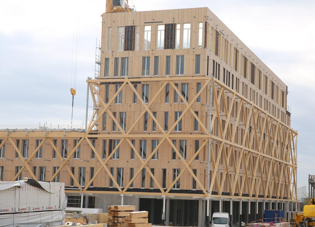 L'achèvement de la structure bois de la construction du futur siège de la CEBFC