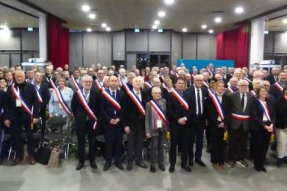 Maires engagés, débordés, malmenés : quels effets sur leur santé ? 