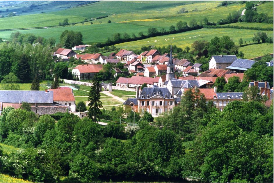 Le village de Grosbois-en-Montagne vu de loin ©André Beuchot Le village de Grosbois-en-Montagne vu de loin ©André Beuchot