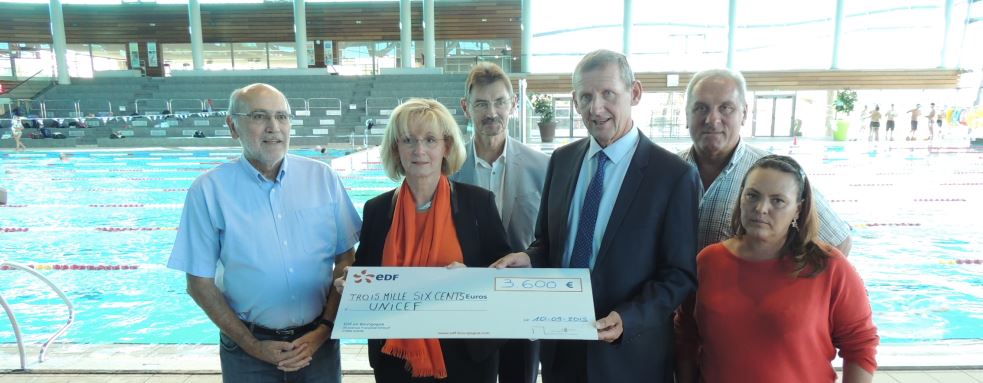 Nuit de l'Eau : Remise du ch&egrave;que du d&eacute;fi EDF &agrave; la piscine olympique